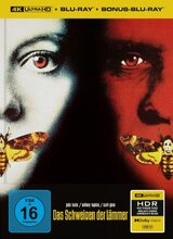 (Das Schweigen der Lämmer L.E.(4K/2Blu-ray) (Cover B)) Vergeblich versucht das FBI, einem als „Buffalo Bill“ bekannten Serienmörder auf die Spur zu kommen, der seine weiblichen Opfer entführt, ermordet und anschließend Teile ihrer Haut entfernt. Um ein psychologisches Profil des Killers erstellen zu können, besucht die junge FBI-Anwärterin Clarice Starling (Jodie Foster) den inhaftierten Psychiater Dr. Hannibal Lecter (Anthony Hopkins), einen kannibalistisch veranlagten Mörder, im Hochsicherheitstrakt. Doch bei den gemeinsamen Gesprächen verfolgt der hochintelligente Arzt eigene Interessen: Für jede Information fordert er im Gegenzug intime Einblicke in die Vergangenheit der angehenden Agentin, die sich immer tiefer in seinem perfiden Netz aus Manipulation, Macht und psychologischen Spielchen verfängt. Während Clarice kostbare Zeit verliert, hat Buffalo Bill bereits sein nächstes Opfer im Visier ... Artikelbild