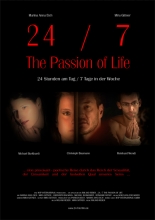 (24/7: The Passion of Life) Die Hotelierstochter Eva begegnet zufällig bei einer Motorradpanne der Soziologin Magdalena, die als Domina, `Lady Maria` in einem SM-Studio arbeitet. Fasziniert von der bizzaren Welt der Lady Maria, feststellend, dass es in ihrer heilen Welt alles gibt außer Lust und Leidenschaft, begibt sich Eva auf die Suche nach ihrer Sexualität, ihrer ureigensten Identität, und beginnt eine Odyssee durch die verborgenen Orte der Lust - Orte, von denen alle so tun, als ob sie nicht existieren und die es doch überall gibt: SM-Studio, Swingerclub und Stripteasebar. Artikelbild