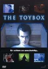 (The Toybox) Das Buch über Legenden und Mythen beflügelte die Phantasie der beiden Kinder Berenice und Brian. Berenice erzählt ihrem jüngeren Bruder, dass sie eine reinkarnierte Hexe sei. Brian glaubt es und ist seitdem seiner Schwester hörig. Gleichzeitig geht die Geschichte um, dass ein brutaler Mörder, „Jack The Midfolker“ in der Gegend ist und blutig tötet. Jahre später. Als Bernice zusammen mit ihrem Freund zu Weihnachten ihre Familie besucht, beginnt eine unheimliche Mordserie. Ist es der legendäre Mörder, der zurückgekehrt ist, oder befindet sich der Mörder unter den Familienmitgliedern? Artikelbild