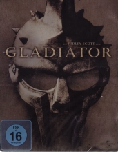 (Gladiator) Im antiken Rom schreibt man das Jahr 180 nach Christus. Der siegreiche General Maximus ist der Liebling des Kaisers Marcus Aurelius, und der Herrscher will den mutigen Kriegsherren sogar zu seinem Nachfolger bestimmen. Seinem eigenen Sohn Commodus, der sich mit Vorliebe an grausamen Gladiatorenkämpfen ergötzt, traut der Kaiser das schwierige Amt nicht zu. Als der machtbesessene Commodus das erfährt, tötet er seinen Vater und lässt sich selbst zum Caesaren krönen. Er verstößt Maximus vom Hof und befiehlt seinen Tod.
Maximus gelingt die Flucht, und er kann sich in seine Heimat durchschlagen, wo er nach Jahren blutiger Schlachten endlich seine Frau und seinen Sohn wiedersehen will. Doch Commodus Schergen kamen ihm zuvor und töteten seine Familie. Maximus selbst wird festgenommen und als Sklave verkauft. In einer Gladiatorenschule lernt er die grausame Kunst des Schwertkampfs, um schließlich als Gladiator nach Rom zurückzukehren. Er bleibt unerkannt und wird schnell zum Liebling der Massen. Allein der Wille zur Rache gibt ihm die Kraft, in der Arena Tag für Tag sein Leben aufs Spiel zu setzen.
Der ungeschlagene Kämpfer kennt nur ein Ziel: Den Tod des Kaisers und seiner Familie zu rächen! Artikelbild