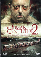 (The Human Centipede 2) Der Mitte 40-jährige Martin, ein kleiner dicker Asthmatiker, ist einer dieser Menschen, die es im Leben nicht leicht haben. Vom inhaftierten Vater sexuell missbraucht, von seiner Mutter gehasst, arbeitet er als Nachtwächter in einem Londoner Parkhaus, wo er aus Langeweile zum Videojunkie wird, sein Lieblingsfilm ist `The Human Centipede`. All abendlich schaut er den Streifen und ist besessen von dem Gedanken. soch seinen eigenen menschlichen Hundertfüßer zu bauen. So fängt Martin in einer grossen Halle an, sich seinem grössten Wunsch hin zugeben und sammelt Menschen für seine verrückte Idee. Sein jetzt mutiertes sexuelles Verlangen steigert sich ins unermessliche und wandelt sich in einen skrupellosen Gewaltakt... Artikelbild