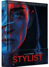 (The Stylist L.E. (DVD/Blu-ray) (Cover D)) Jeder träumt davon, jemand anderes zu sein... aber für Claire (Najarra Townsend) wird dieser Traum von einer Besessenheit zu einem lebenden Albtraum. Ihr Job als Friseurin erlaubt es ihr, sich in den Welten anderer Menschen zu bewegen, aber wenn das richtige Ziel auf ihrem Stuhl sitzt, tut sie mehr, als das Leben des Kunden zu beobachten - sie beendet es und behält ein dauerhaftes Andenken. Ihr einsames Leben, ihre akribische Methode und ihre schockierenden Geheimnisse werden plötzlich in Aufruhr versetzt, als ihre Stammkundin Olivia (Brea Grant) sie bittet, ihre Haare für ihre Hochzeit zu stylen. Artikelbild