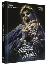 (Licht im Dunkel - The Mircale Worker L.E. (DVD/Blu-ray) (Cover A)) Seit frühester Kindheit blind und gehörlos, ist die siebenjährige Helen Keller in einer furchterregenden, einsamen Welt der Stille und Dunkelheit eingeschlossen: Nie hat sie den Himmel gesehen, nie die Stimme ihrer Mutter gehört, nie konnte sie ihren tiefsten Gefühlen Ausdruck verleihen. Dann aber nimmt sich Annie Sullivan, eine junge Lehrerin aus Boston, ihrer an. Allein über den Tastsinn, der einzige Sinn, der beiden gemeinsam ist, gelingt es Annie, Helens Isolation zu durchbrechen. Von Annie geführt, bricht ihre tapfere Schülerin auf zu einer Reise voller Wunder - von Furcht und Einsamkeit zu Licht und Glück. Artikelbild
