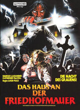 (Das Haus an der Friedhofmauer L.E. (4K/Blu-ray/CD) (Cover A)) Norman, ein junger Historiker, ist mit seiner Frau Lucy und seinem kleinen Sohn Bob von New York nach Neu-England umgezogen, um dort gewisse Forschungen weiter zu führen. Sein Vorgänger (Peterson) hatte Selbstmord begangen. Norman mietet ein Haus, welches ihm die Agentin Laura Gittelson vermittelt. Seit dem Tode Petersons, der vorher dort wohnte, steht das Haus in einem schlechten Ruf. Nicht zuletzt auch, weil vor über hundert Jahren ein gewisser Dr. Freudenstein darin lebte und wirklich unheimliche Dinge geschehen: Bob wiederholt täglich, daß er ein kleines Mädchen, genannt May, kenne und sich mit ihr treffe - aber niemand hat dieses Mädchen je gesehen. Lucy findet in einem Raum des Grauens einen Sarg und unerklärliche Geräusche kommen aus dem Keller. Artikelbild